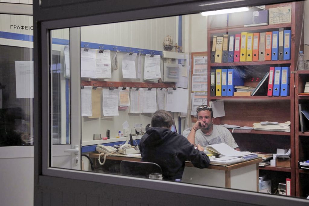 Foto von Georgios Stathakis bei einem Gesräch in seinem Büro